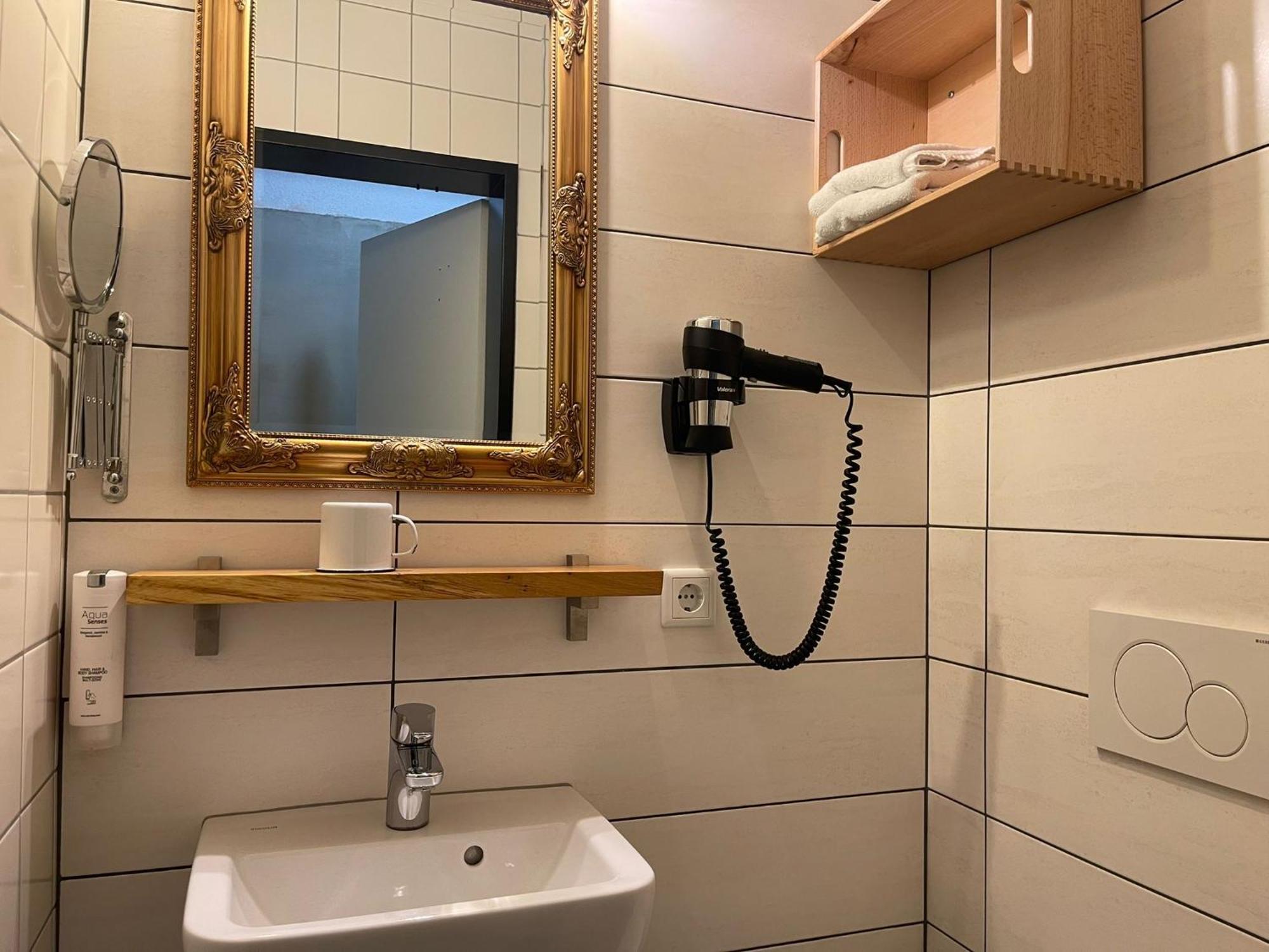 Koby Work&Stay Souterrain Apartment, Wifi&Komfort Herford Luaran gambar